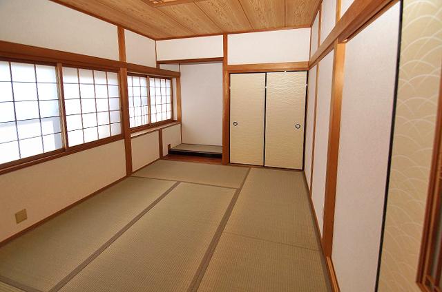 Non-living room. Japanese-style room next to the living room
