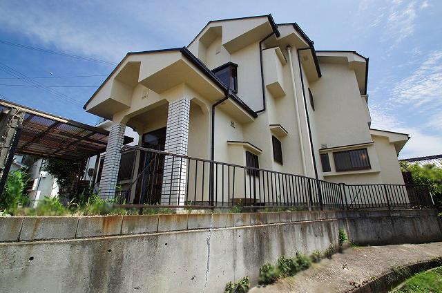 Other local. There carport of minicars one parking OK