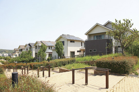 Local appearance photo. In rich environment is the natural environment, Local that can freely Parenting. Wrapped in fresh green of breath, View is a good south "hill of hand", Trying to freely To Parenting (local streets)