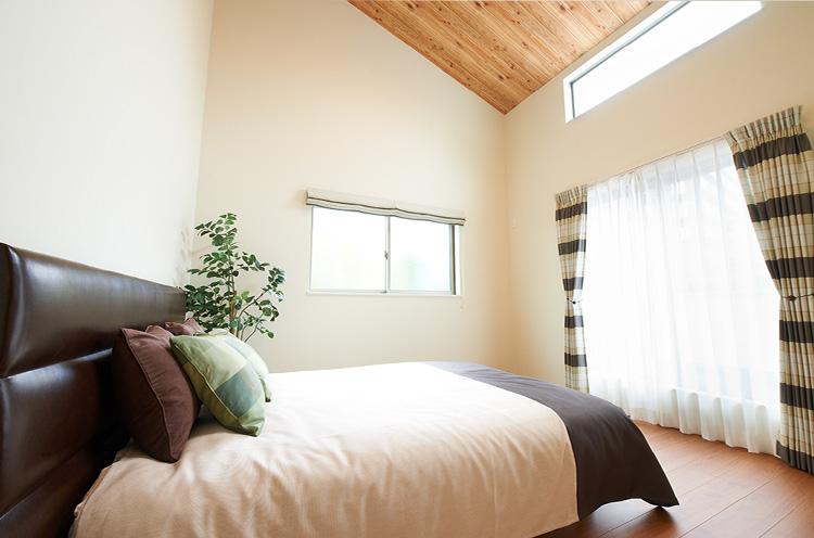 Non-living room. Bedroom with a feeling of opening with a gradient ceilings and high windows. (Local model house)