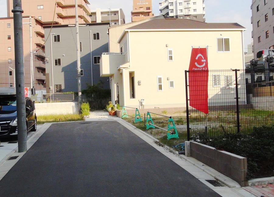 Local photos, including front road. Photographed by the local (2013 November)