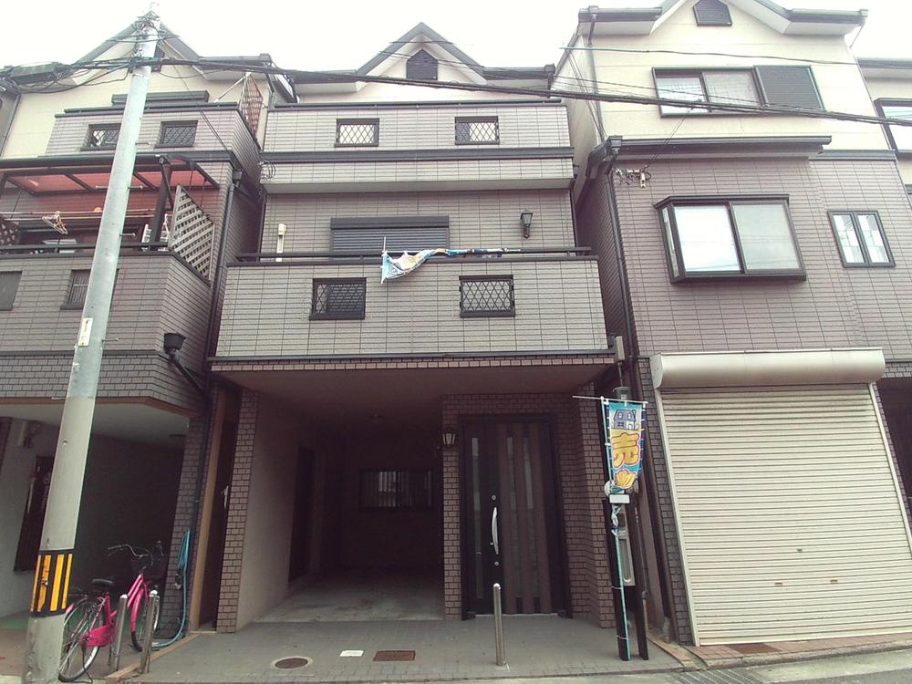 Local appearance photo. Heavy appearance. 