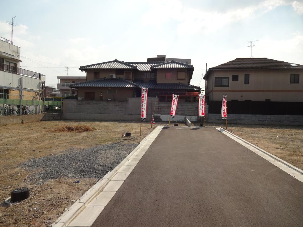 Local photos, including front road. Local status quo