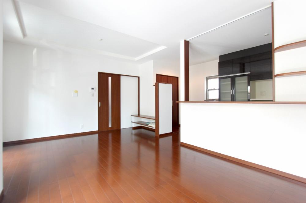 Living. ■ Living-dining Open living dining, It will be at the center of the life of your family.