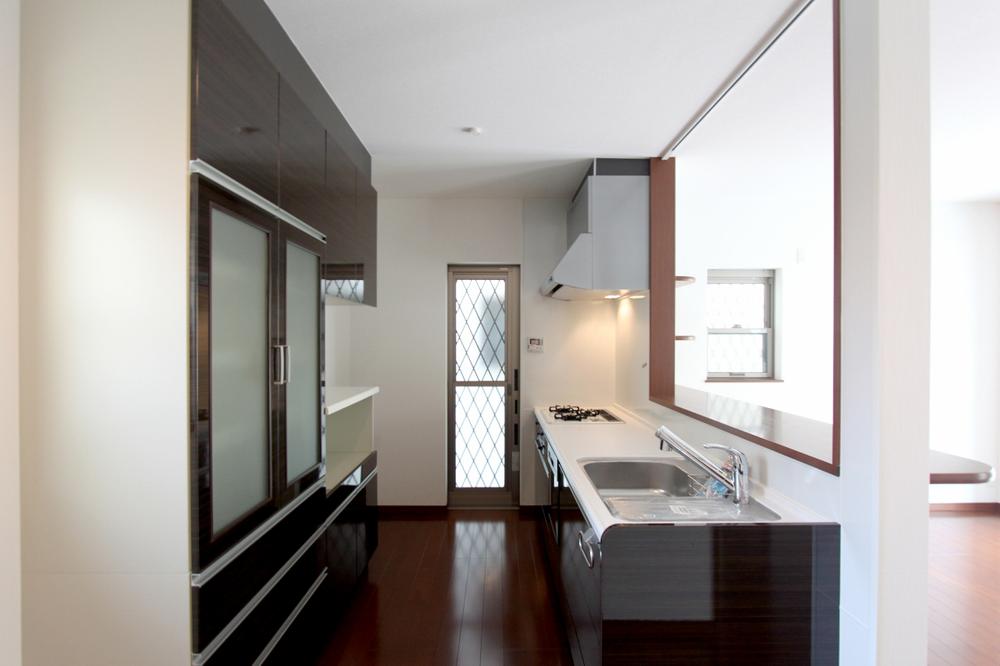 Kitchen. ■ Kitchen space Classy color of system Kitchen. You can cherish the conversation of the family face-to-face kitchen.