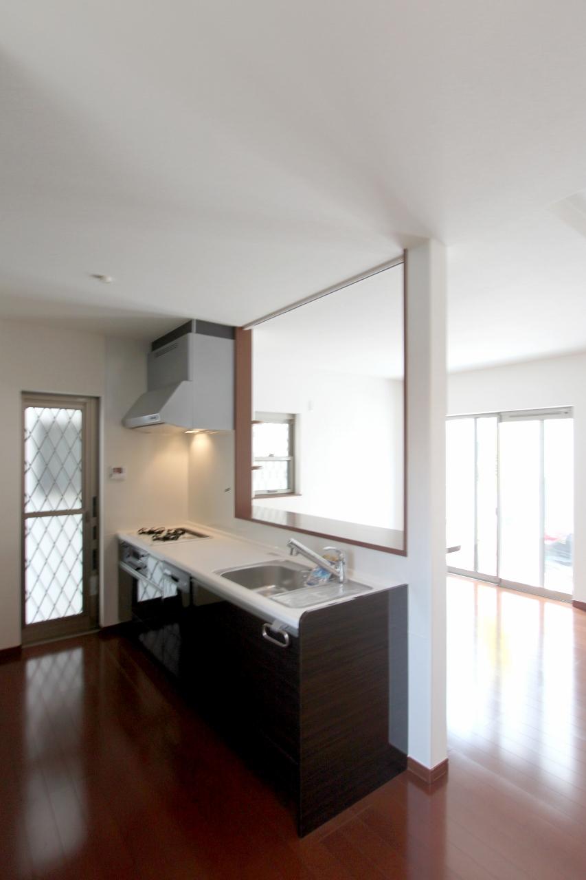 Kitchen. ■ Kitchen counter