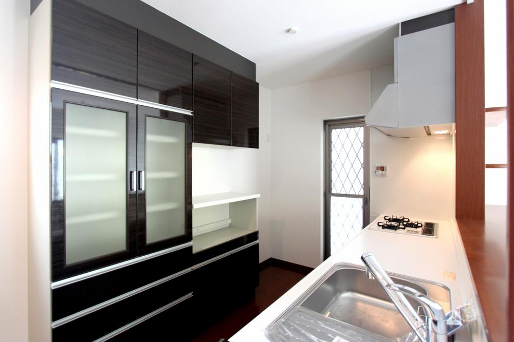 Kitchen. ■ Kitchen storage