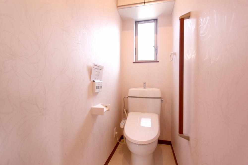Toilet. ■ Toilet space