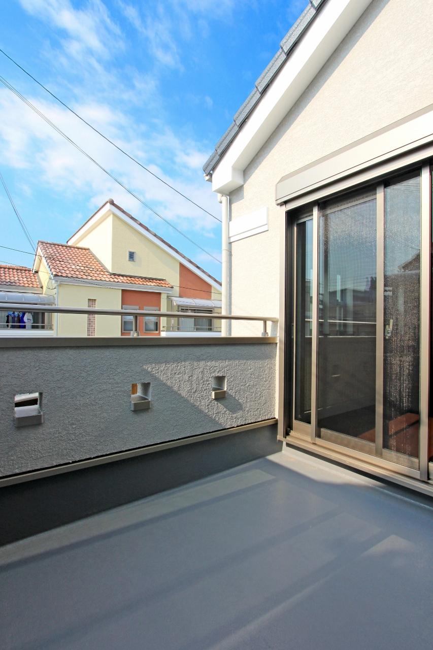 Balcony. ■ balcony