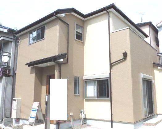 Local photos, including front road. Example of construction