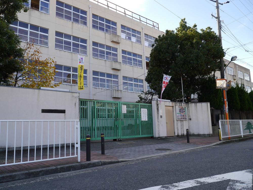 Primary school. 800m until Satohigashi elementary school of Hachinohe