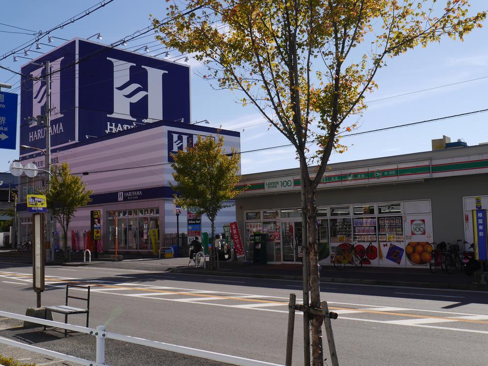 Streets around.  ☆ Also substantial commercial facilities near ☆