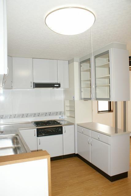 Kitchen. It is a good kitchen usability overlooking the living. 