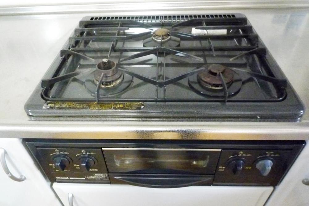 Kitchen. 3-burner stove