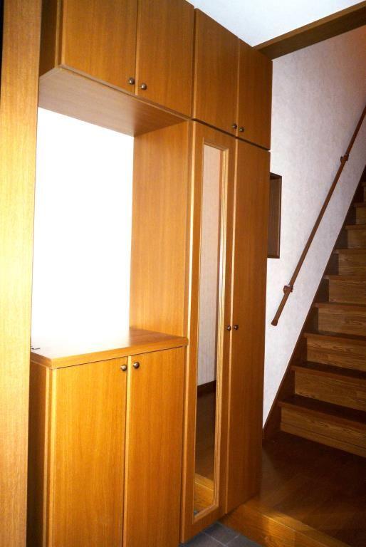 Entrance. Entrance of the shoe box is also a large capacity. 