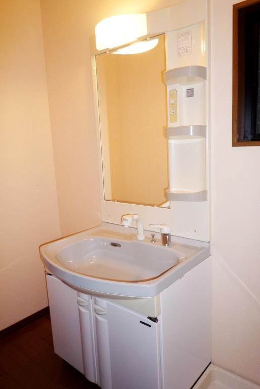 Wash basin, toilet. Wash basin