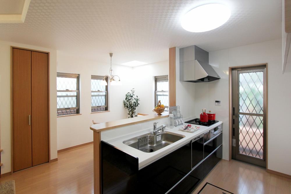 Same specifications photo (kitchen). ◆ Kitchen image A profound sense of color is impressive high-performance system Kitchen