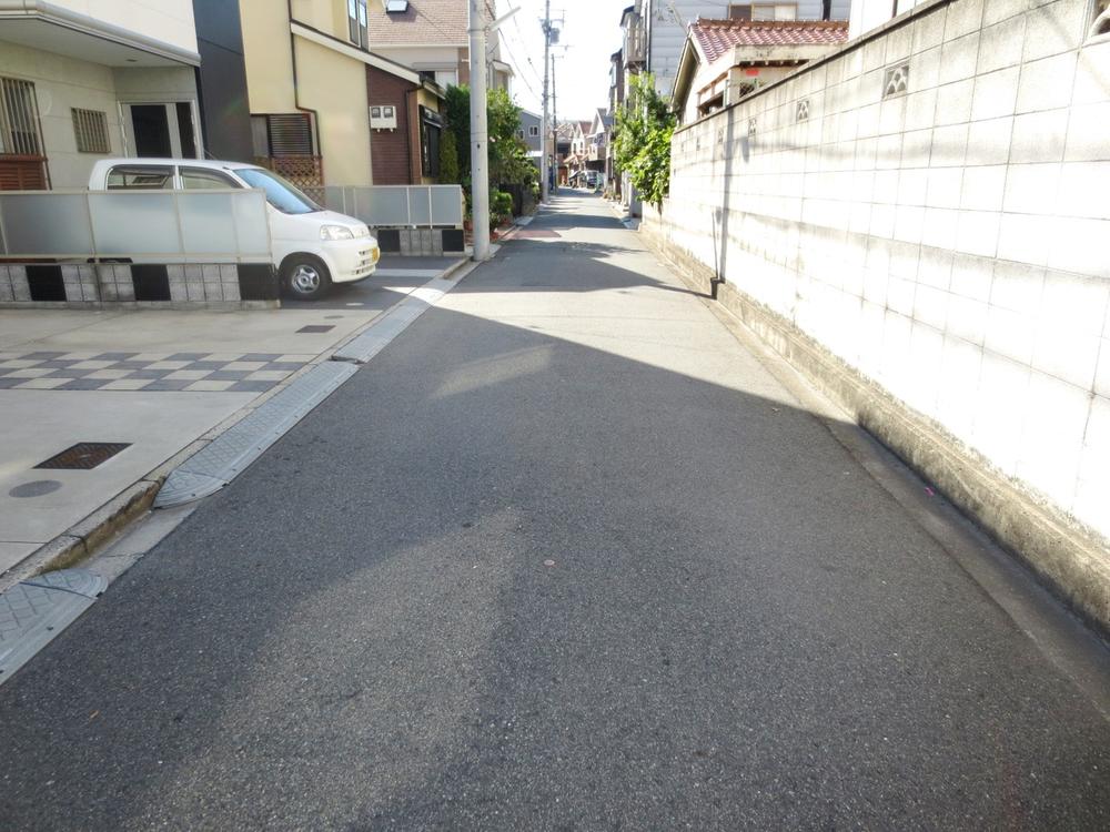 Local photos, including front road. Front road 4 meters. 