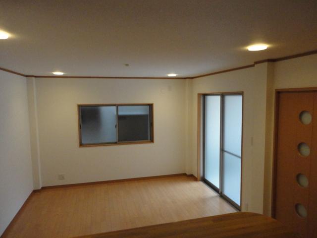 Living. Indoor (12 May 2013) Shooting. For upper closet of the kitchen in the back, Living side open. Spacious sensation. Very stylish light-up-down light. 