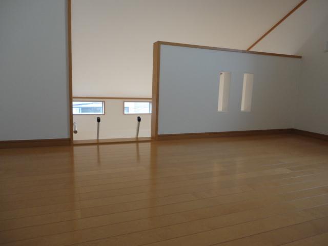Other. Loft flooring. Very spacious loft. Flooring is also beautiful. As the room, Space of about it is also possible to sleep. There is also of course ventilation can window! 