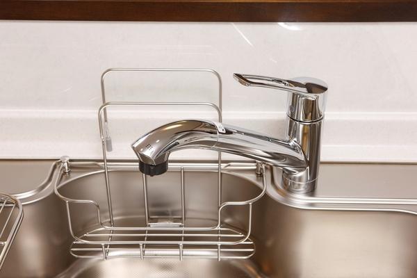 Kitchen. With water purifier. Also wash the vegetables, In even clean water to sharpen rice.