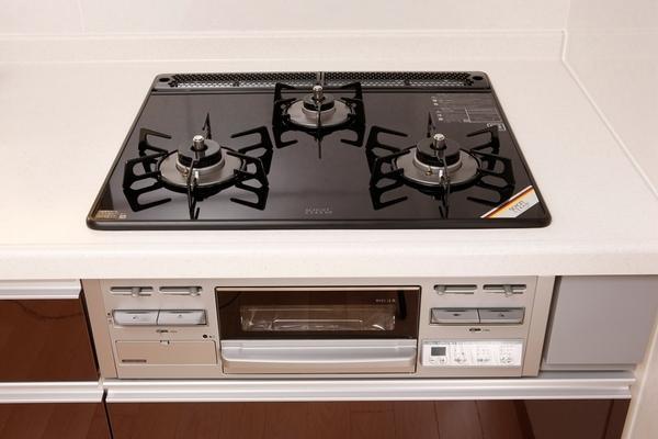 Kitchen. Glass top stove. Now the stove just wipe a quick, You can clean.