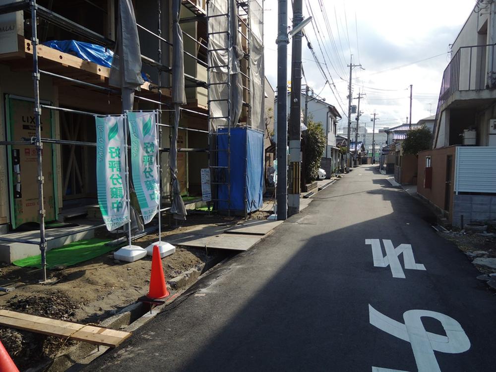 Local photos, including front road. Before the road is a public road 4m.