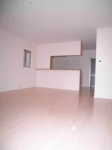 Living. ☆ About pale color of the flooring will show a large space