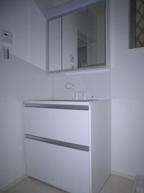 Wash basin, toilet. ☆ Wash basin is easy to trim the hair in the three-sided mirror