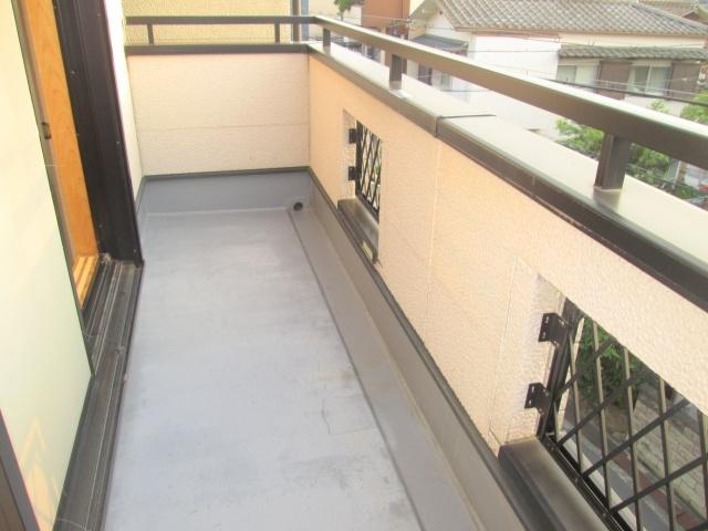 Other. A balcony on the second floor, There are two places on the third floor