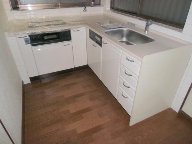 Kitchen. L-type is a system Kitchen