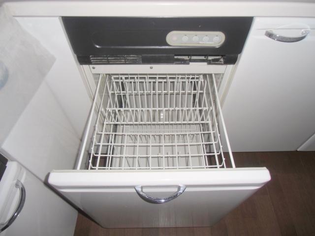 Kitchen. It comes with a dishwasher