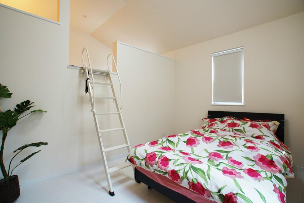 Non-living room. The main bedroom with a loft. Open-minded image born is a change in the ceiling will be highlighted.