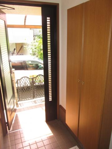 Entrance. There are many window is ventilated good