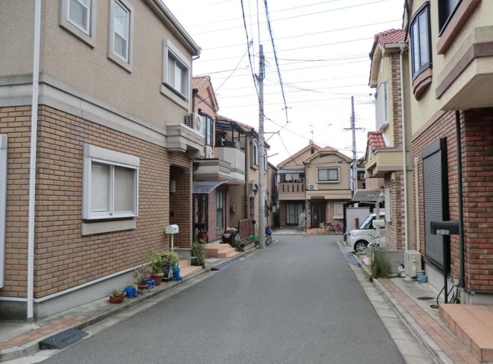 Local photos, including front road. Clean before road