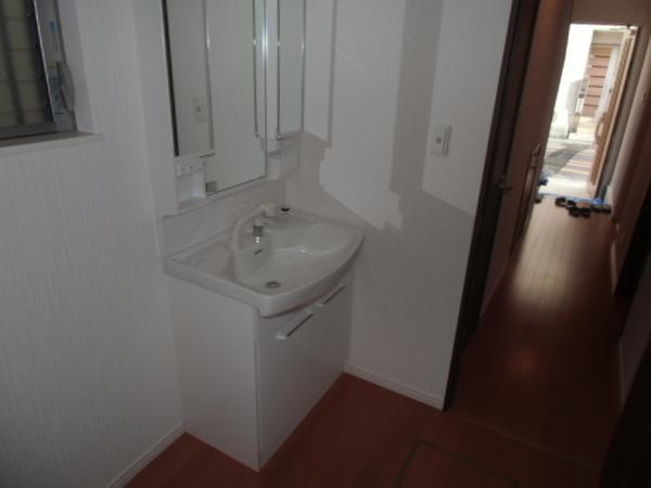 Wash basin, toilet. On the morning of the dressing is also smooth in the wash basin with shower!