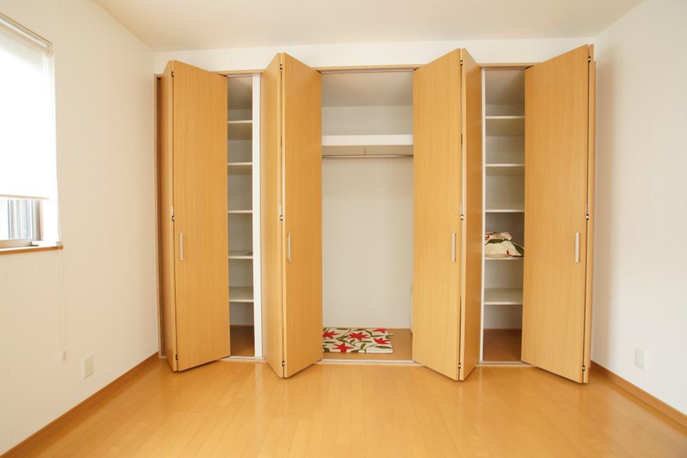 Receipt.  ◆ Bedroom closet