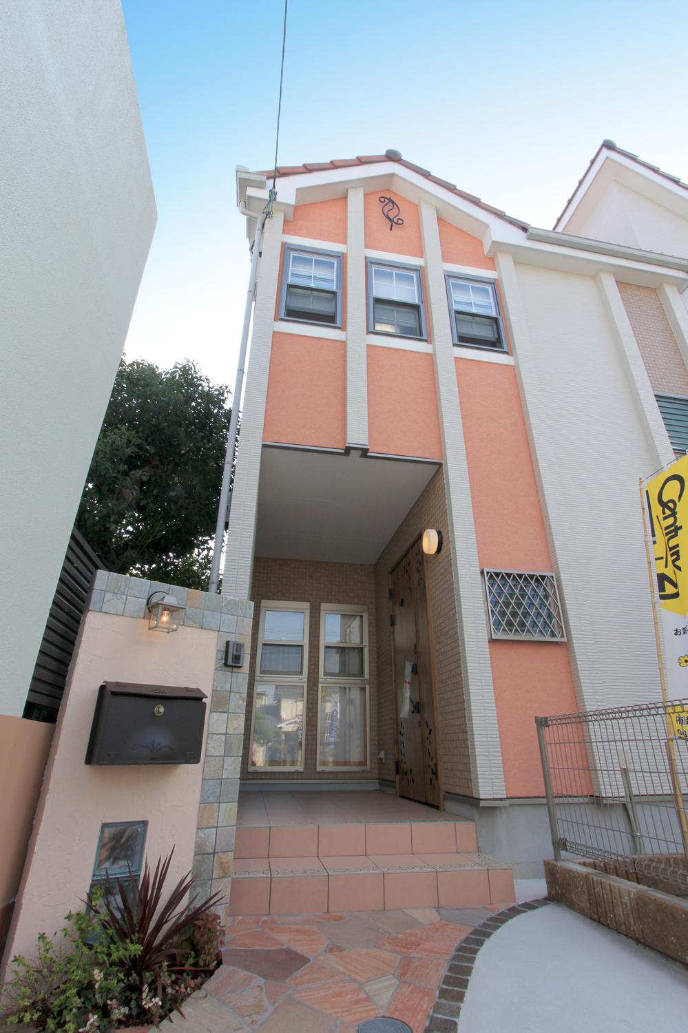 Local photos, including front road.  ◆ Exterior design