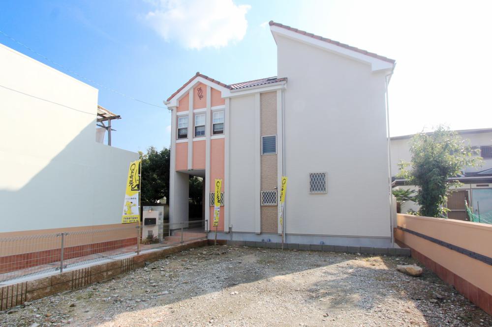 Local appearance photo.  ◆ Exterior design Parking two possible. Joinery and attention to detail of the material, such as, Impressive appearance "accent color".