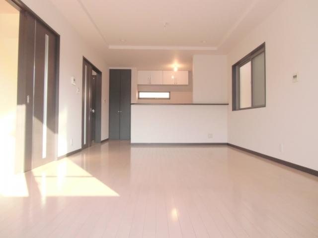 Living. 18 Pledge with floor heating is a spacious living room