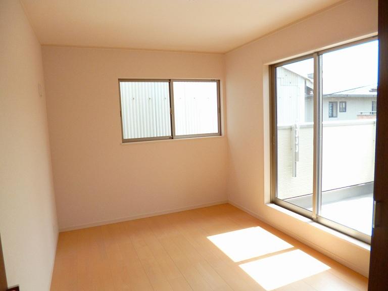 Same specifications photos (Other introspection). Closet (storage) is, of course, Excellent bright space to daylight.