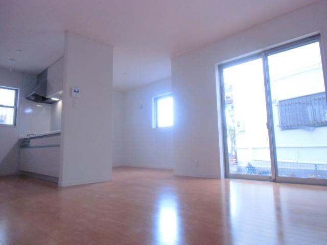 Living. About 17 Pledge spacious living room