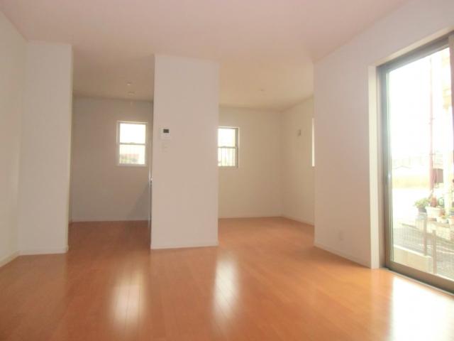 Living. About 17 Pledge spacious living room