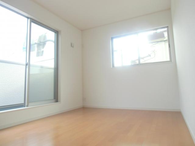 Non-living room. All rooms are two-sided lighting