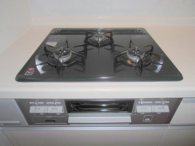 Kitchen. 3-burner stove