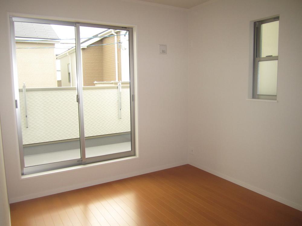 Non-living room. Second floor Western-style room is also bright