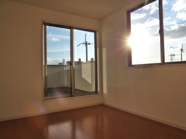 Non-living room. Bright live with plenty of sunshine