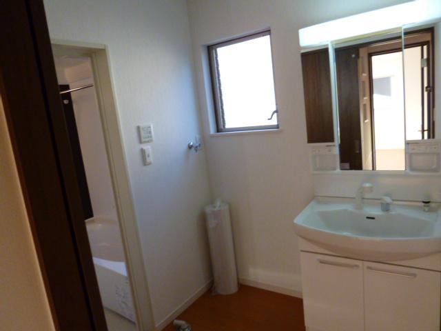 Wash basin, toilet. Washing machine yard next to the bath, Very economical