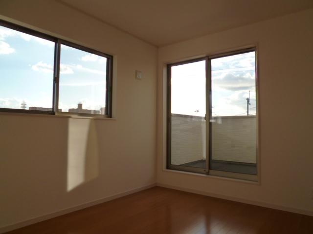 Non-living room. It celebrates a pleasant morning in bright sunshine