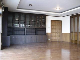 Non-living room. The first floor of the living room adjacent Western-style 20 quires